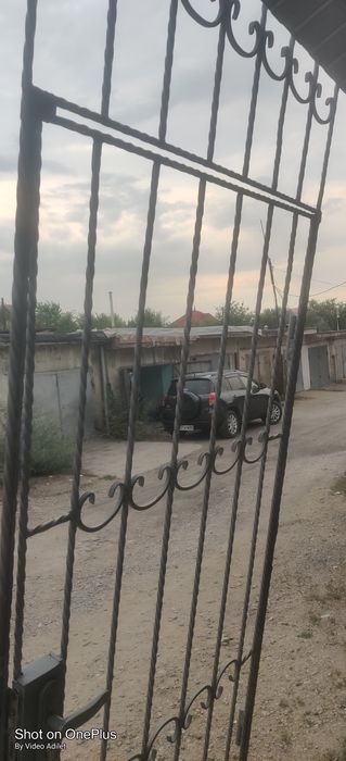 Решётка с дверью в подъезд на лестничную площадку