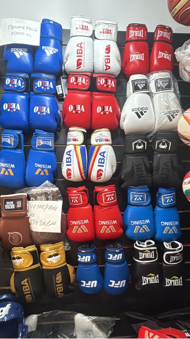 Бокс инвентари шлемы, капы, перчатки, форма