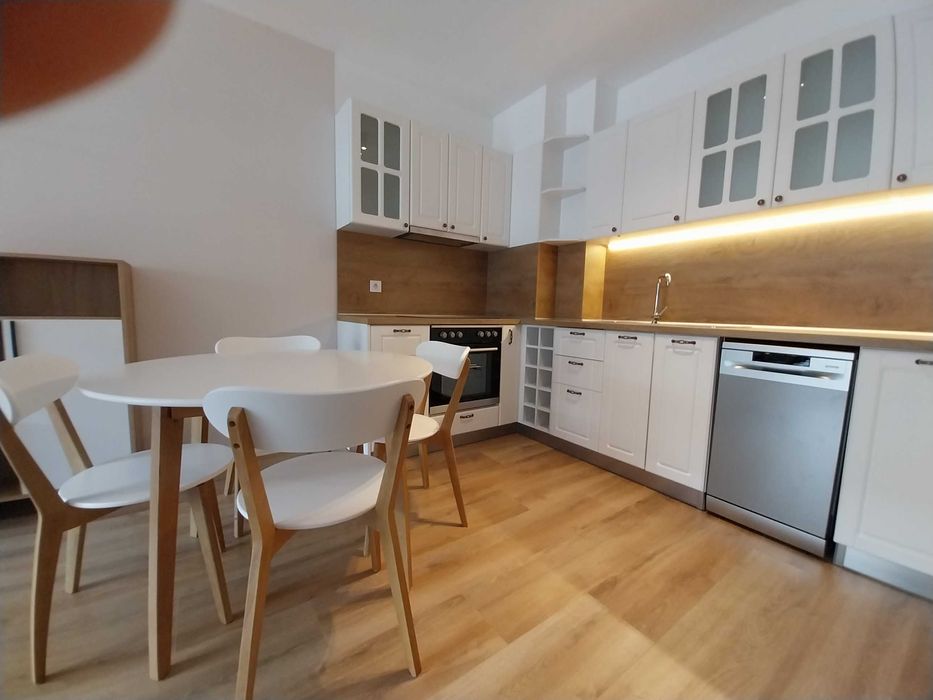 Дава под наем тристаен апартамент