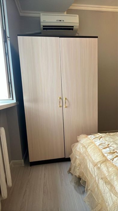 Шкаф 2-дверный в отличном состоянии