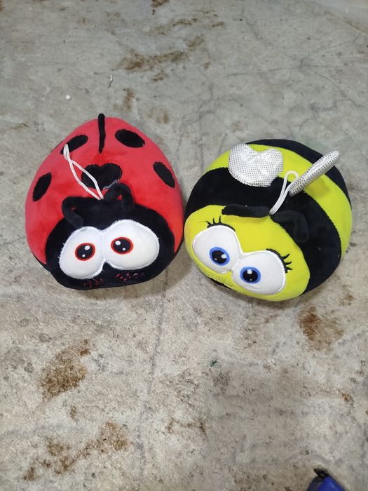 Мягкие плюшевые игрушки в виде божьей коровки и осы.
