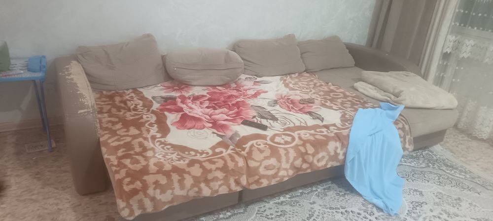 Продам диван в гостиной