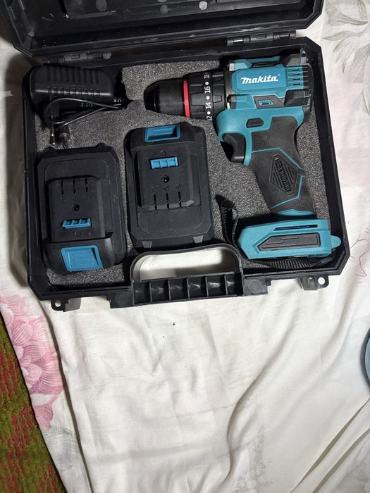 бесщеточный аккумуляторный шуруповерт марки Makita,