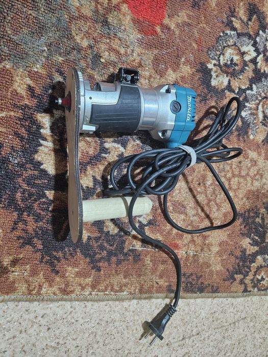 Фрезер Makita RT0700C