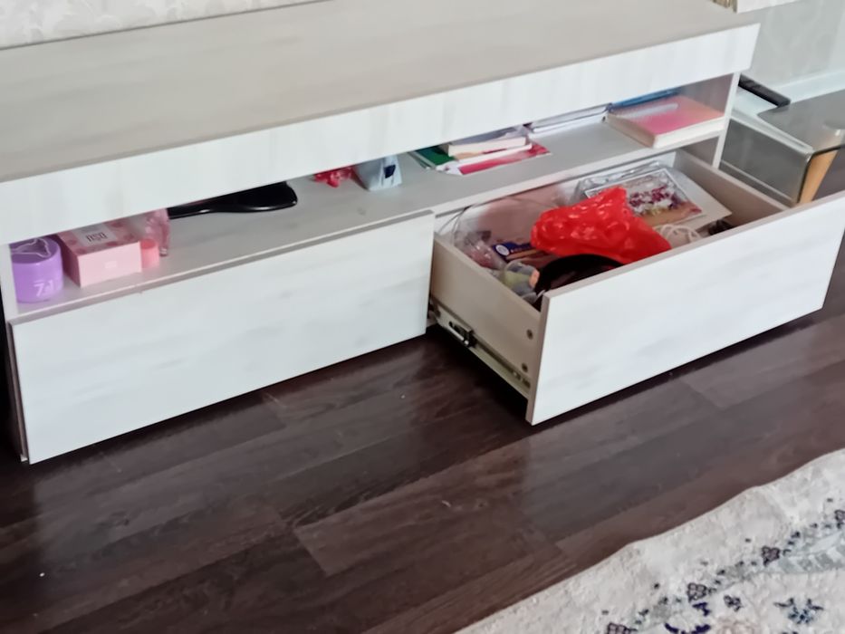 Продам тумбу под телевизор.