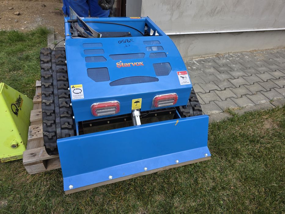 Robot pe senile de tuns iarba / plug zapada