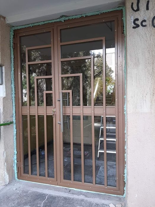 Ușii metalice întrare în Bloc