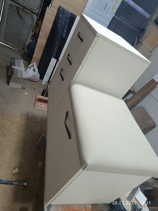 Обувной подставки. Oyoq kiyim qo'yish uchun javon