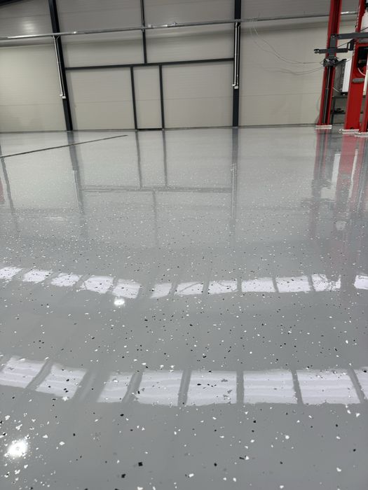 Pardoseala Epoxidica Industriala pentru Hale, Fabrici și Service-uri