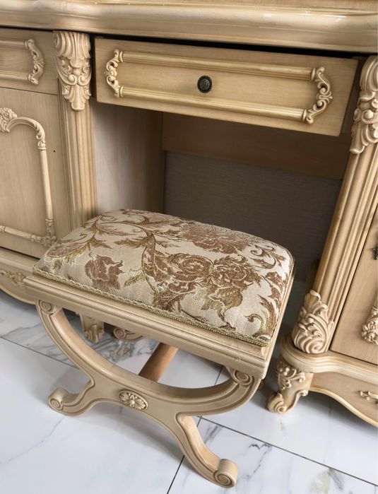 Трюмо с зеркалом, банкетка.