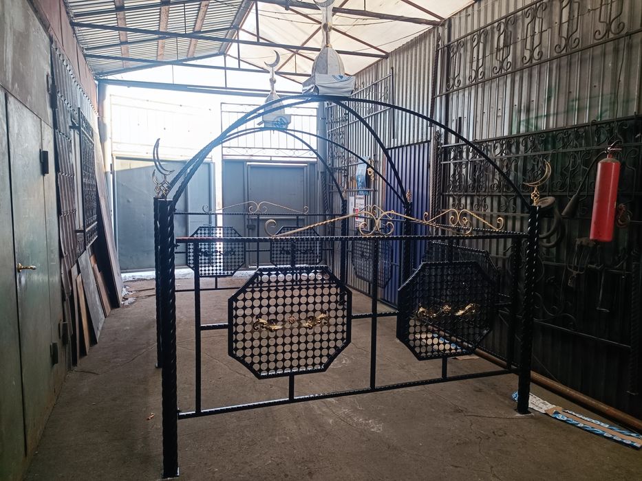 Кованые мазары и полумесяцы