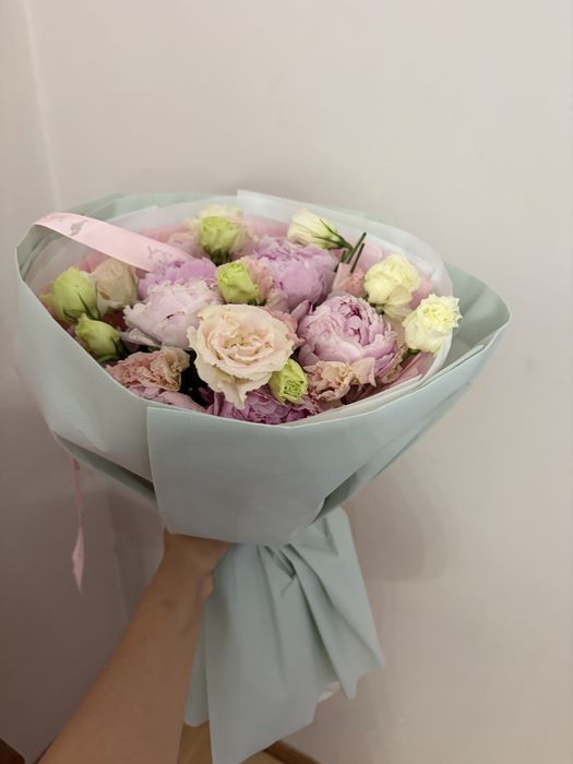 Букет из кустовых розы и пион