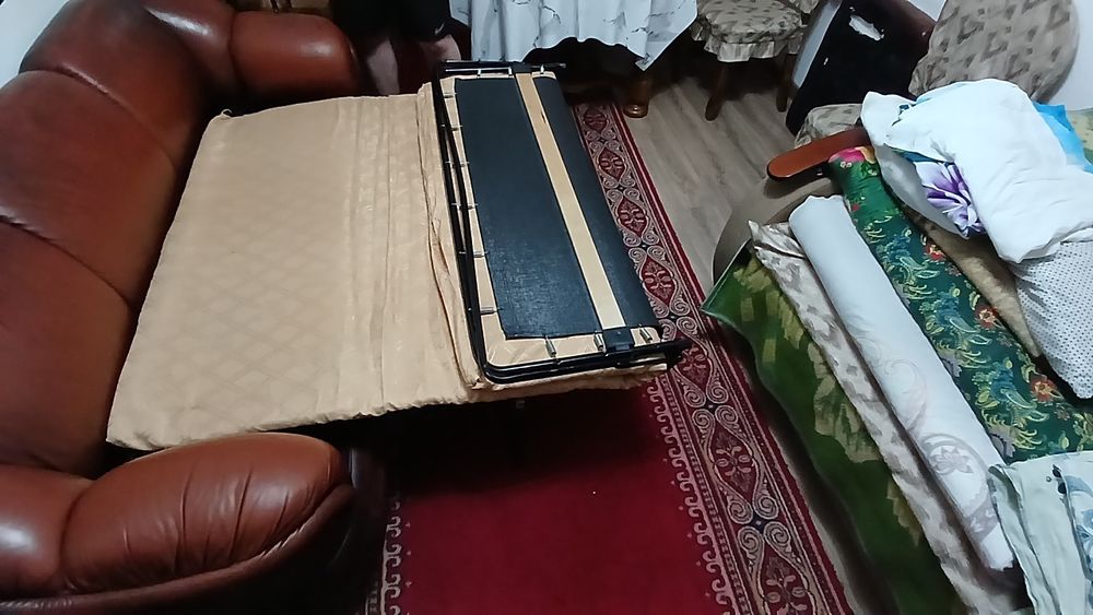 Диван кожаный продаю