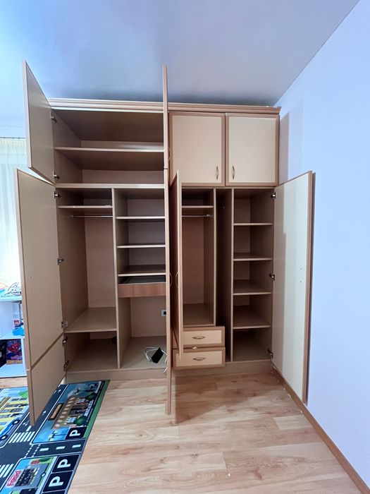 Продавам гардероб 200/250