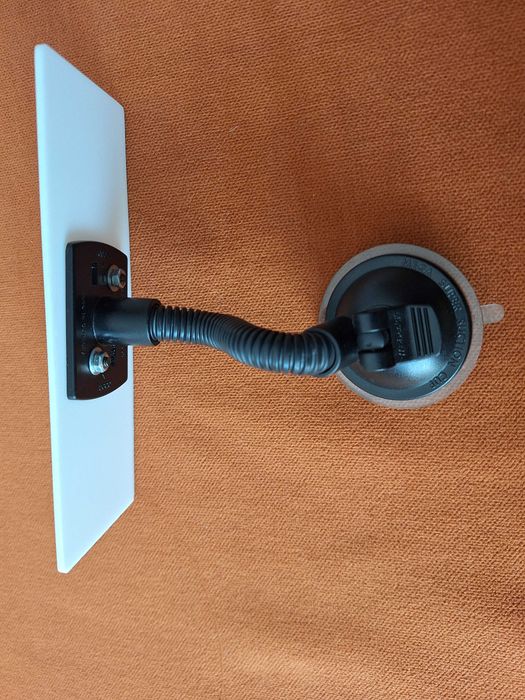 Braț flexibil cu ventuză Herbert Richter (HR), utilizat frecvent în mașini pentru montarea dispozitivelor GPS, a telefoanelor  a tabletelor pe parbriz