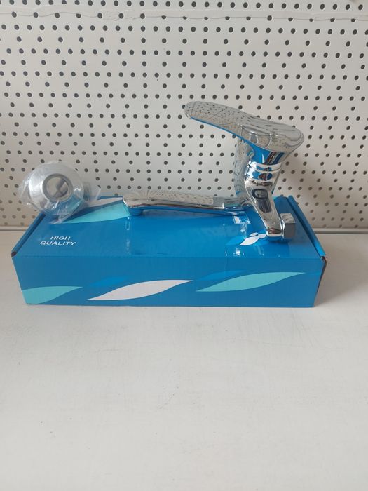 Стенен смесител за мивка.