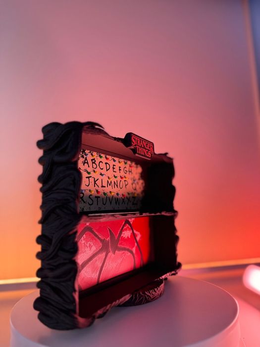 Suport/etajera figurine Stranger Things kinder will funko