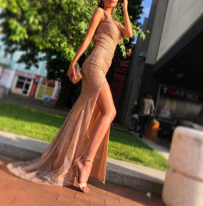 Бална рокля с гол гръб и цепка