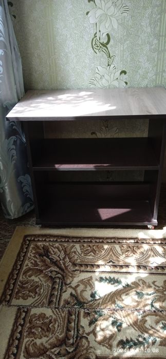 Продаётся новый журнальный столик на колёсиках