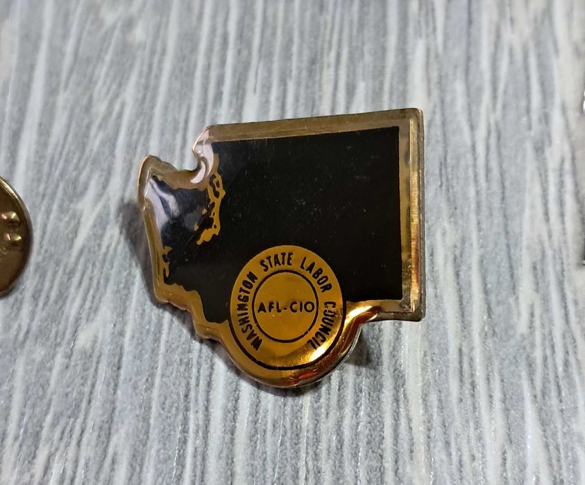 Значок американский с закруткой