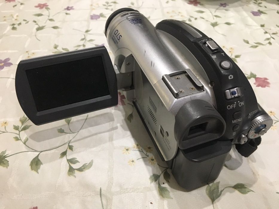 продам видеокамеру Panasonic VDR-D220