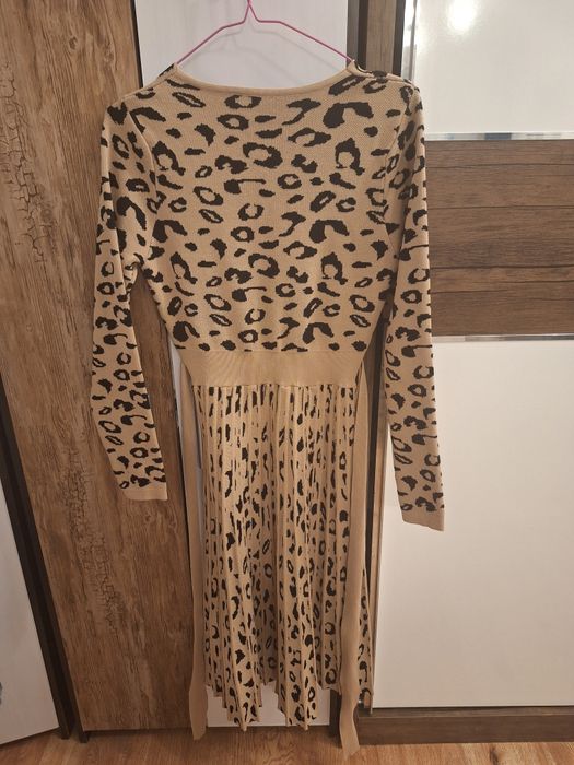 Стилна дамска рокля подходяща за есенния и зимният сезон!