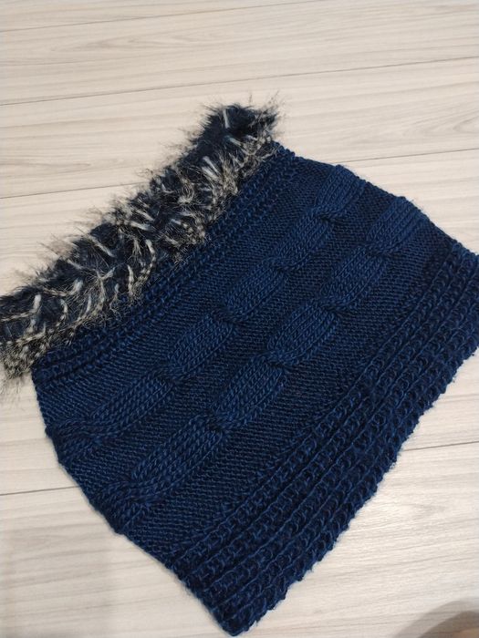 Fular circular bleumarin, cu blană,un accesoriu elegant și versatil