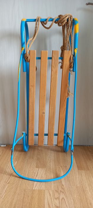 Метална шейна с дървена седалка