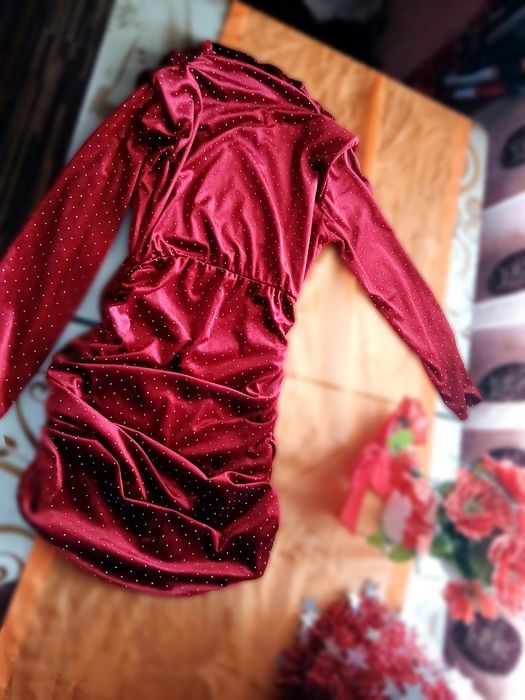 Vând rochie rosie de catifea pentru eveniment