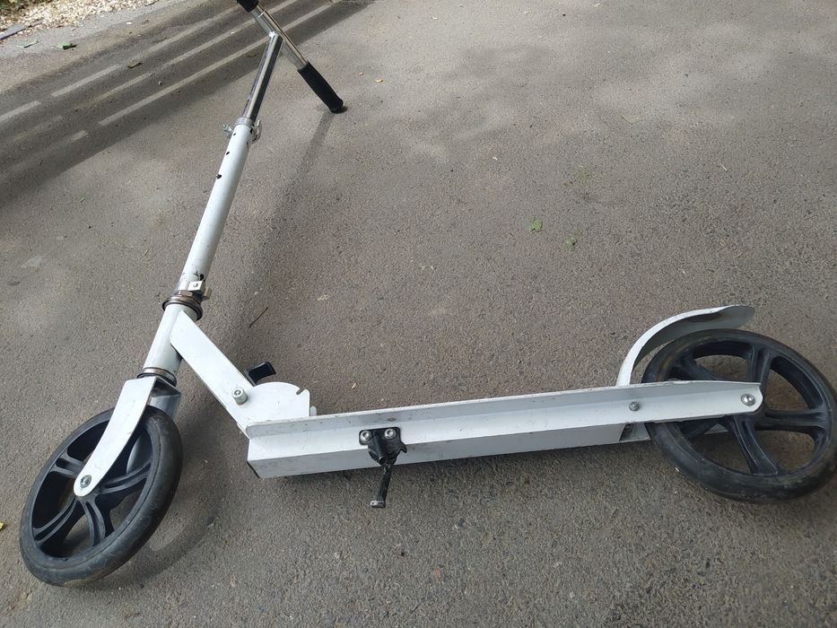 Самокат белого цвета.