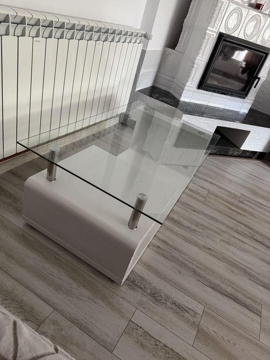 Masuta de cafea cu forma dreptunghiulara si cu raft, blat din sticla, finusaj alb, 110 x 65x 42, MDF si sticla transparenta