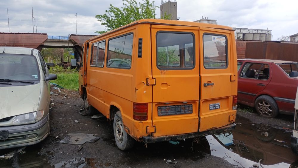 Mercedes  MB100D