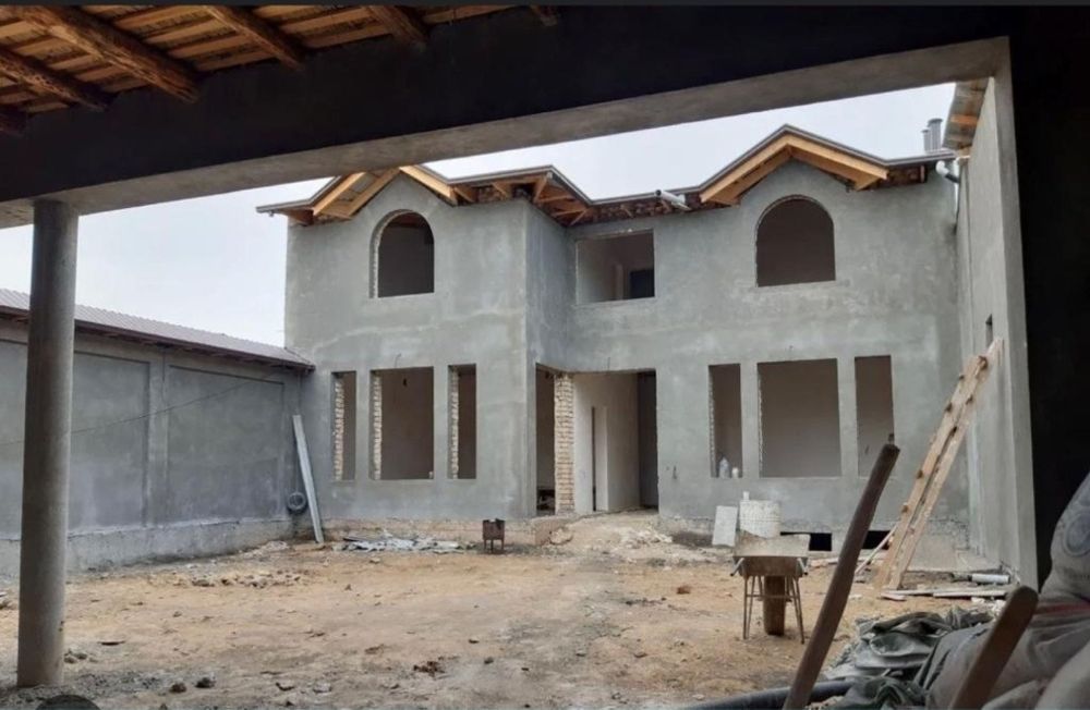 Узбеки строят дом