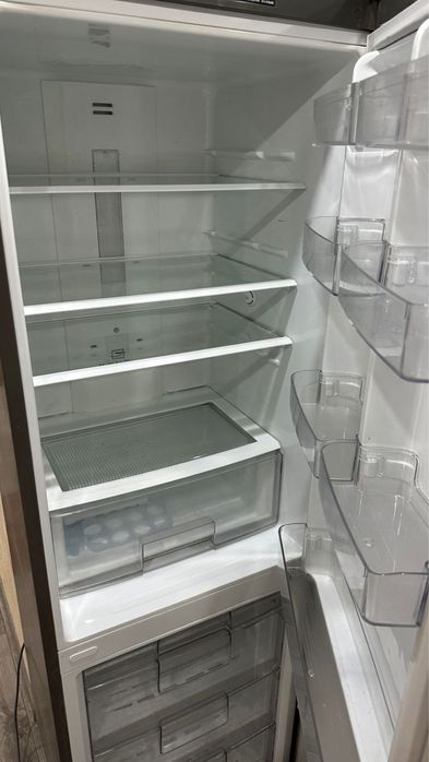 Продам Холодильник LG