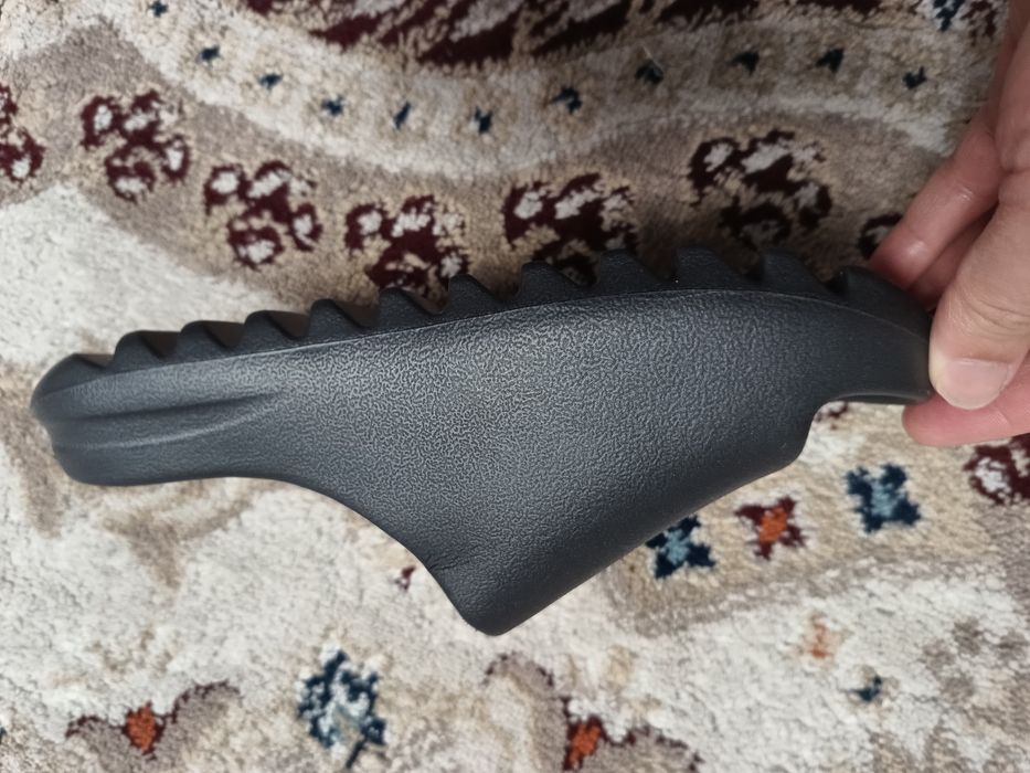 Vând papuci Adidas Yeezy