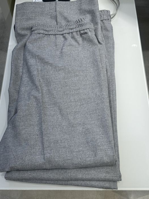 Boss pantaloni gri de la 900 Ron la 500 Ron