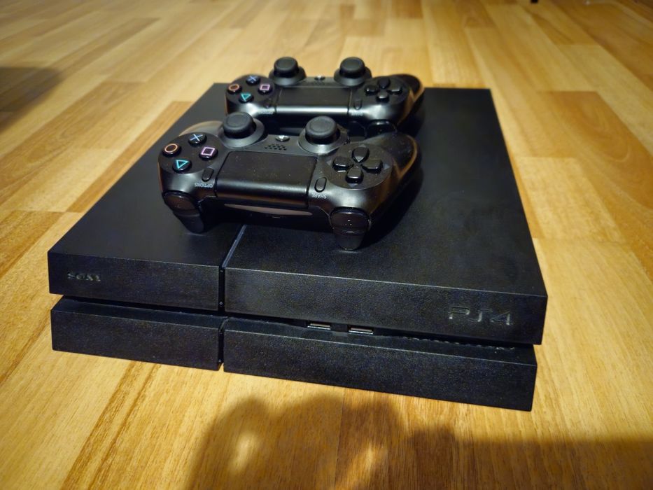 Consola Playstation 4 1TB + 2 controllere