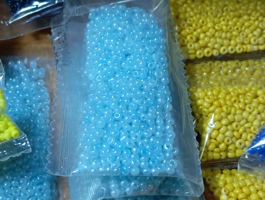 Бисер и поэтки для рукоделия.