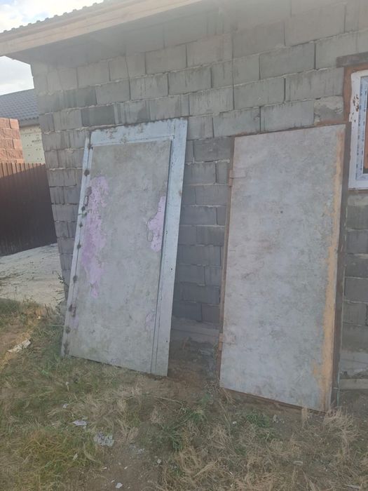 Продам 2 двери с замками
