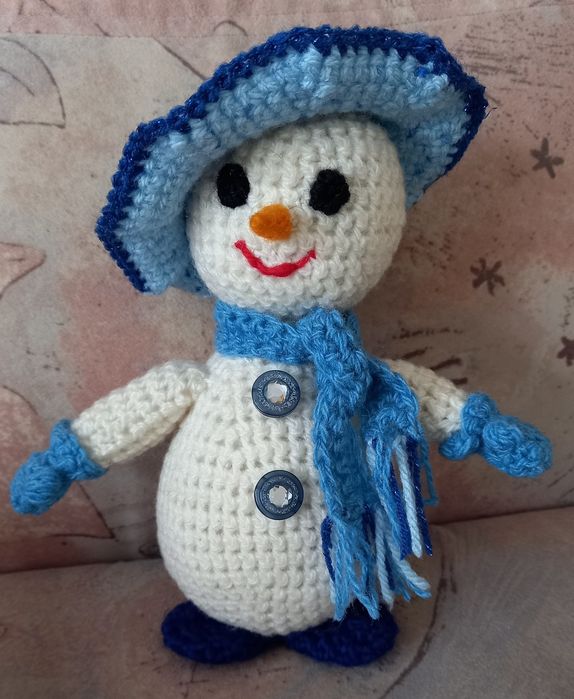 Вязаный снеговичок