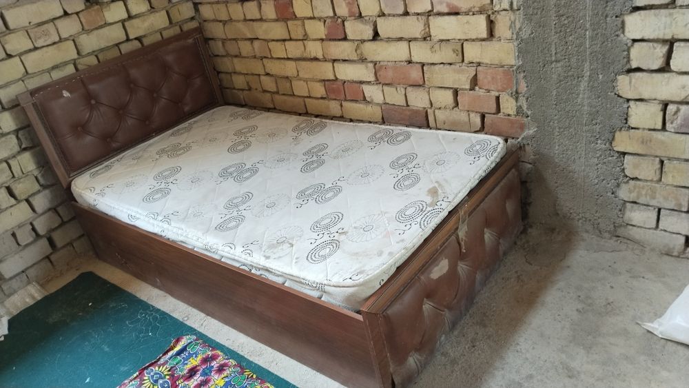 3 ta spalni 2 stenka sotiladi srochna narx kelishiladi!