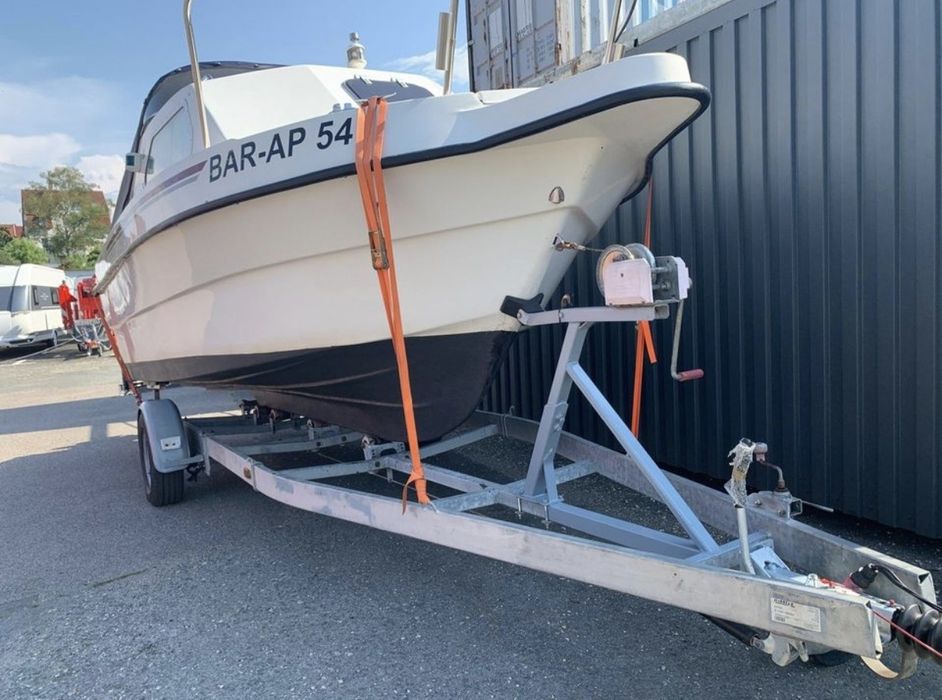 Каютна лодка Viking 595