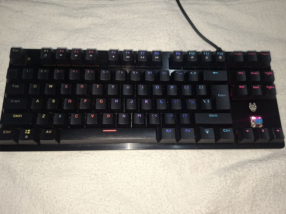 Vând Tastatură de gaming A+ K75 cu 87 taste