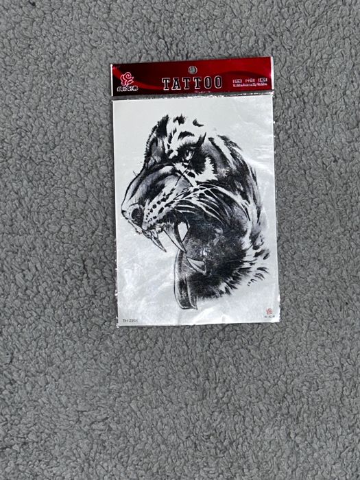 Mini-colectie: tatuaje, brelocuri, laser și șarpe – preț negociabil,l