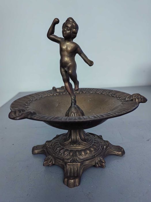 Масивен античен бронзов пепелник