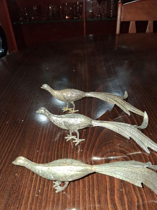 Бронзови отливки на семейство пауни.