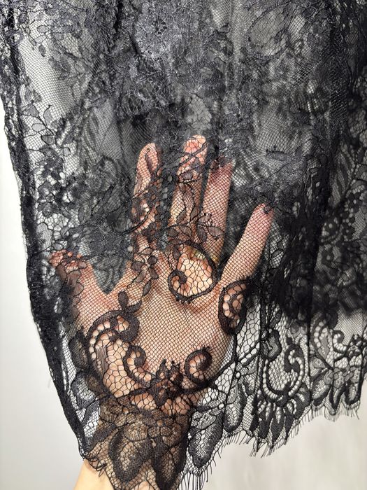 Черна пола с дантела