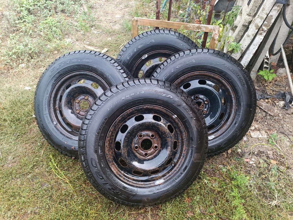 Vând set jante cu cauciucuri de iarnă.