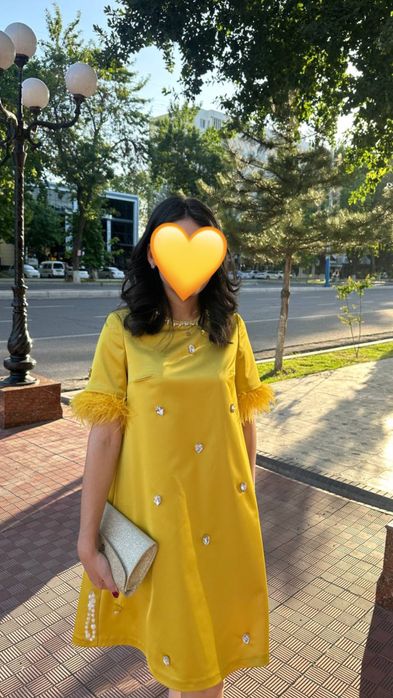 Нарядное платье с перьями