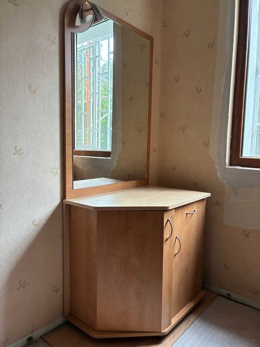 Ъглов шкаф с огледало и осветление
